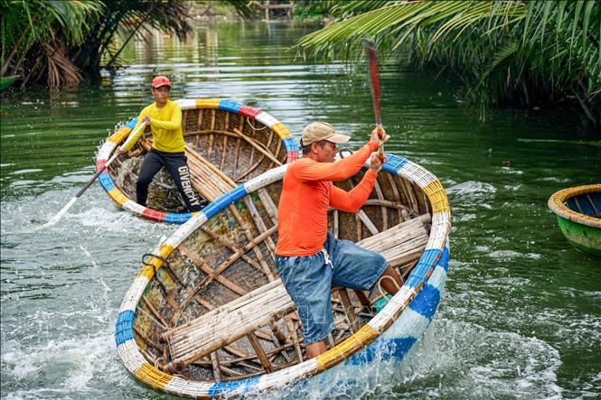 Màn biểu diễn múa thúng tạo điểm nhấn trong hành trình khám phá rừng dừa Bảy Mẫu. Ảnh: Khánh Hoà - TTXVN                         