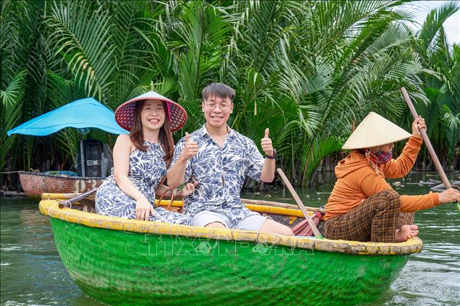 Du khách thích thú trải nghiệm thuyền thúng ở rừng dừa Bảy Mẫu. Ảnh: Khánh Hoà - TTXVN                          