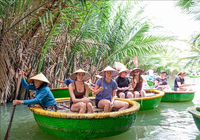 Không chỉ là phương tiện di chuyển, thuyền thúng còn trở thành một sản phẩm trải nghiệm du lịch độc đáo, gắn với văn hóa sông nước và tạo nên những khoảnh khắc ấn tượng cho du khách khi đến vùng đất này. Ảnh: Khánh Hoà - TTXVN                            