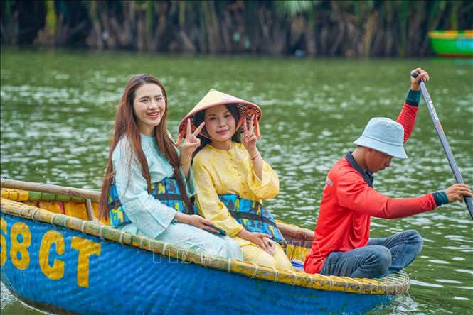 Hành trình khám phá nơi đây còn giúp du khách gần gũi hơn với đời sống, văn hóa bản địa, qua đó tôn vinh những giá trị lịch sử, văn hóa được lưu giữ bền bỉ, trở thành điểm đến đặc sắc trong hành trình trải nghiệm tại Đà Nẵng. Ảnh: Khánh Hoà - TTXVN
