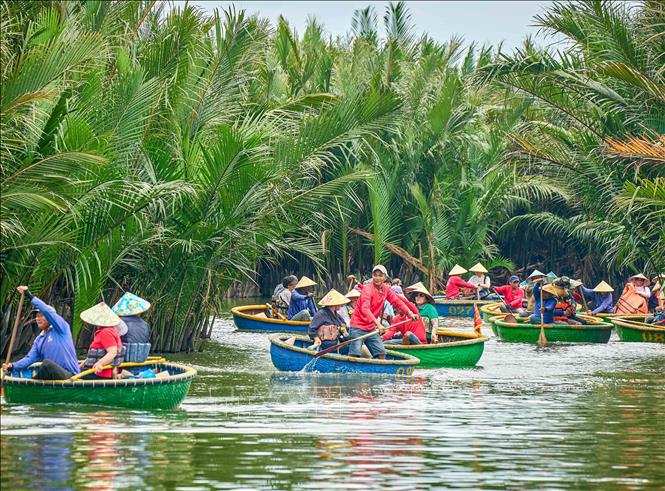 Không chỉ là phương tiện di chuyển, thuyền thúng còn trở thành một sản phẩm trải nghiệm du lịch độc đáo, gắn với văn hóa sông nước và tạo nên những khoảnh khắc ấn tượng cho du khách khi đến vùng đất này. Ảnh: Khánh Hoà - TTXVN                          