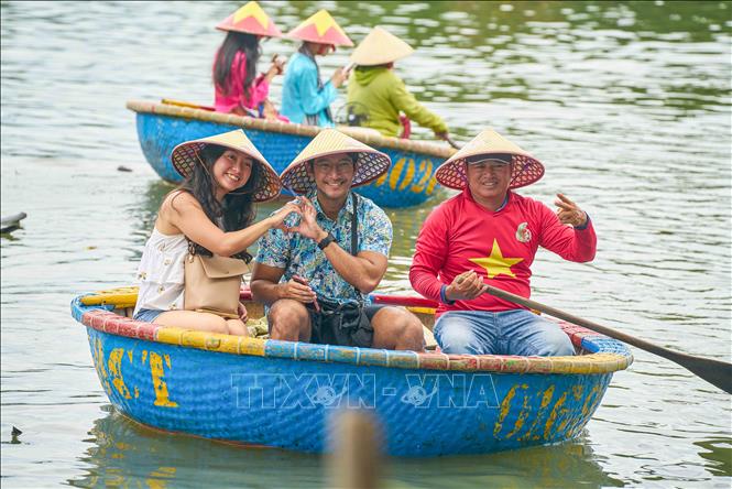 Du khách thích thú trải nghiệm thuyền thúng ở rừng dừa Bảy Mẫu. Ảnh: Khánh Hoà - TTXVN                           
