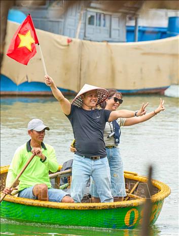 Du khách thích thú trải nghiệm thuyền thúng ở rừng dừa Bảy Mẫu. Ảnh: Khánh Hoà - TTXVN                     
