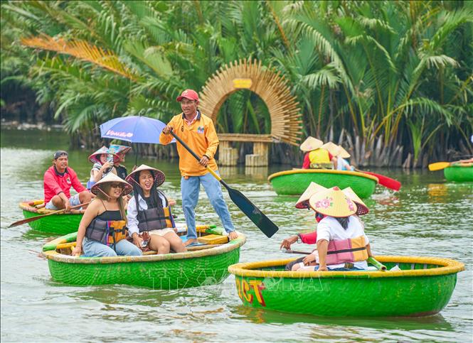 Không chỉ là phương tiện di chuyển, thuyền thúng còn trở thành một sản phẩm trải nghiệm du lịch độc đáo, gắn với văn hóa sông nước và tạo nên những khoảnh khắc ấn tượng cho du khách khi đến vùng đất này. Ảnh: Khánh Hoà - TTXVN                            