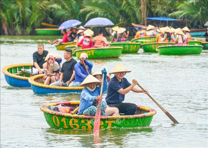  Không chỉ là phương tiện di chuyển, thuyền thúng còn trở thành một sản phẩm trải nghiệm du lịch độc đáo, gắn với văn hóa sông nước và tạo nên những khoảnh khắc ấn tượng cho du khách khi đến vùng đất này. Ảnh: Khánh Hoà - TTXVN                             