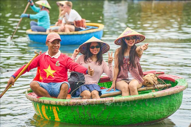  Du khách thích thú trải nghiệm thuyền thúng ở rừng dừa Bảy Mẫu. Ảnh: Khánh Hoà - TTXVN                              