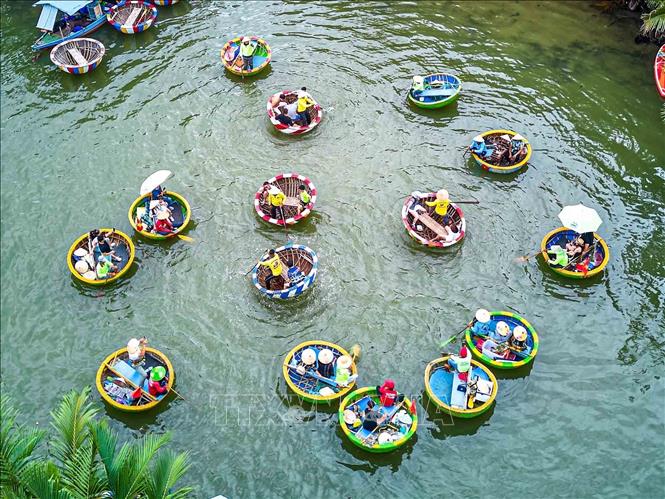 Thuyền thúng là một trong những hình ảnh đặc trưng, tạo nên sức hấp dẫn riêng của Rừng dừa Bảy Mẫu. Ảnh: Khánh Hoà - TTXVN