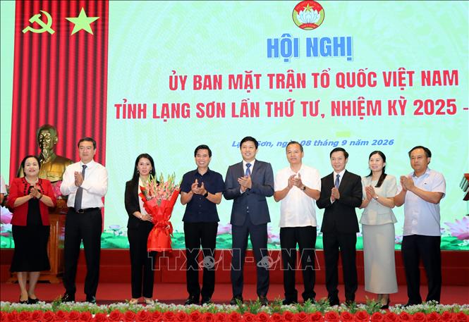 Lãnh đạo tỉnh Lạng Sơn tặng hoa cảm ơn những đóng góp của bà Đoàn Thu Hà, Phó Bí thư Tỉnh ủy, Trưởng Đoàn đại biểu Quốc hội tỉnh đối với công tác Mặt trận trong thời gian qua. Ảnh: Văn Đạt - TTXVN