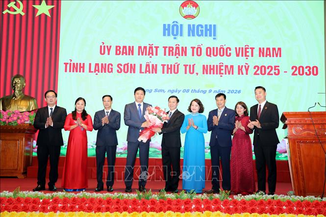 Thường trực Ủy ban MTTQ Việt Nam tỉnh Lạng Sơn chúc mừng ông Vũ Hoàng Anh, Phó Bí thư Tỉnh ủy, Chủ tịch Ủy ban MTTQ Việt Nam tỉnh. Ảnh: Văn Đạt - TTXVN