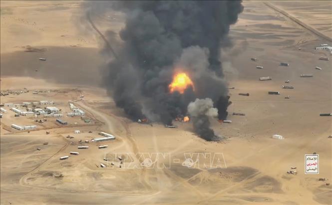 Xe tải được cho là vận chuyển thiết bị quân sự từ Saudi Arabia tới căn cứ quân sự Al-Wadiah ở tỉnh Hadramout, Yemen bốc cháy sau khi trúng tên lửa của lực lượng Houthi, ngày 7/9/2026. Ảnh: THX/TTXVN phát  