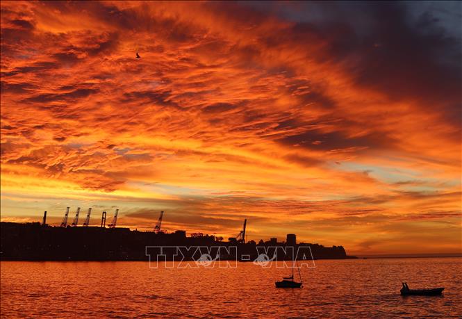 Cảnh hoàng hôn tại Valparaiso, Chile. Ảnh: THX/TTXVN phát