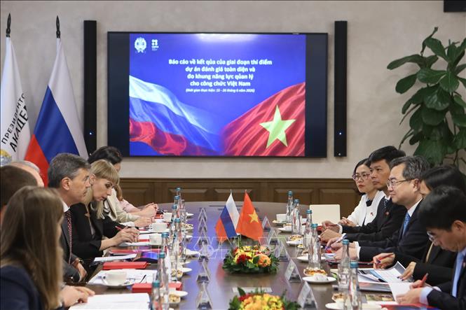 Trưởng Ban Chính sách, chiến lược Trung ương Nguyễn Thanh Nghị làm việc với Giám đốc Học viện Tổng thống Liên bang Nga Alexey Komissarov cùng Ban lãnh đạo Học viện. Ảnh: Văn Hiếu - PV TTXVN tại Nga