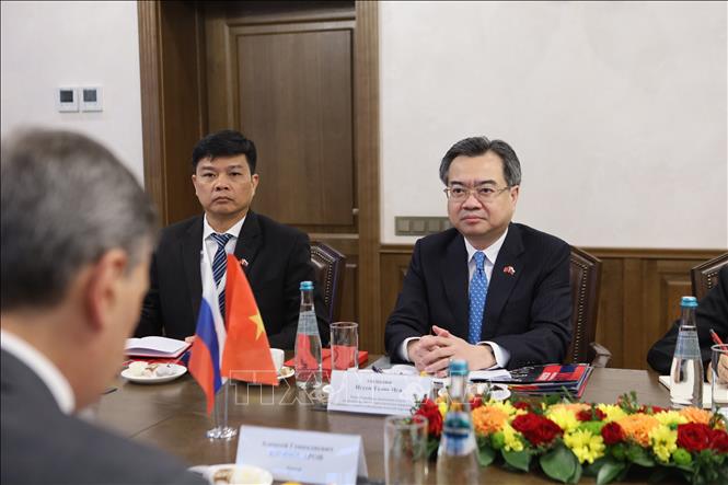 Trưởng Ban Chính sách, chiến lược Trung ương Nguyễn Thanh Nghị tại cuộc làm việc với lãnh đạo Học viện Tổng thống Liên bang Nga. Ảnh: Văn Hiếu - PV TTXVN tại Nga