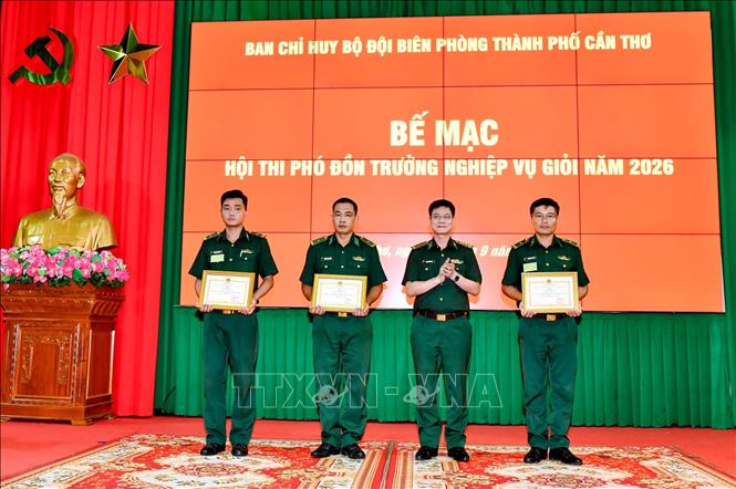 Đại tá Lương Hữu Trung, Phó Chỉ huy trưởng Bộ đội Biên phòng thành phố trao giấy khen cho các cá nhân đạt thành tích cao tại hội thi. Ảnh: Trung Kiên - TTXVN