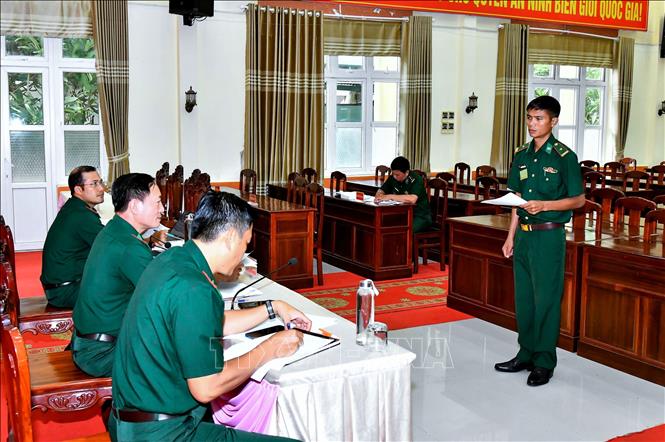 Các thí sinh tham gia phần thi xử lý tình huống. Ảnh: Trung Kiên - TTXVN