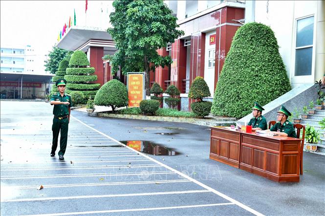 Các thí sinh tham gia phần thi Điều lệnh quản lý bộ đội. Ảnh: Trung Kiên - TTXVN