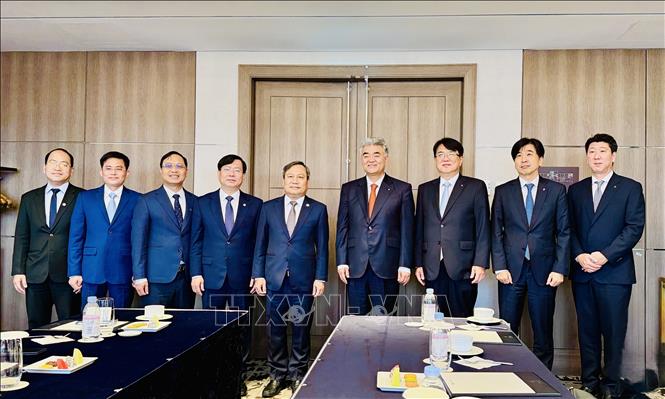 Chủ tịch UBND thành phố Hà Nội Vũ Đại Thắng chụp ảnh với ông Jung Won Ju, Chủ tịch Tập đoàn Daewoo E&C và Ban lãnh đạo. Ảnh: Nhật Hưng – PV TTXVN tại Hàn Quốc