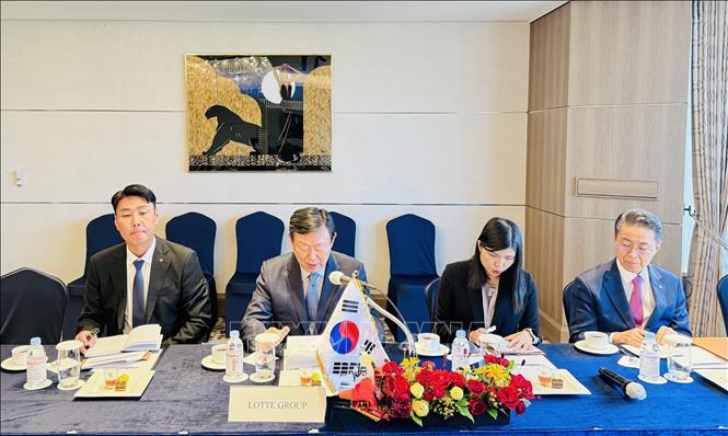 Chủ tịch UBND thành phố Hà Nội Vũ Đại Thắng làm việc với ông Shin Dong-bin, Chủ tịch Tập đoàn Lotte và Ban lãnh đạo. Ảnh: Nhật Hưng – PV TTXVN tại Hàn Quốc