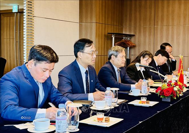 Chủ tịch UBND thành phố Hà Nội Vũ Đại Thắng cùng các đại biểu trong cuộc làm việc với các tập đoàn Hàn Quốc. Ảnh: Nhật Hưng – PV TTXVN tại Hàn Quốc