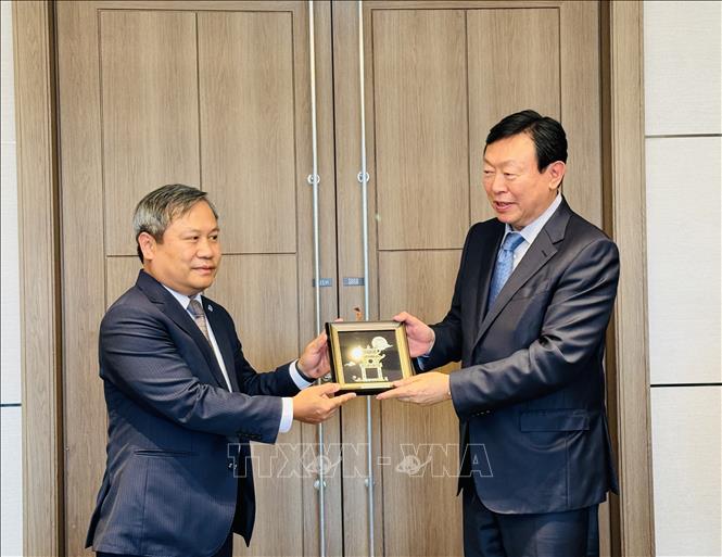 Chủ tịch UBND thành phố Hà Nội Vũ Đại Thắng tặng quà ông Shin Dong-bin, Chủ tịch Tập đoàn Lotte và Ban lãnh đạo. Ảnh: Nhật Hưng – PV TTXVN tại Hàn Quốc
