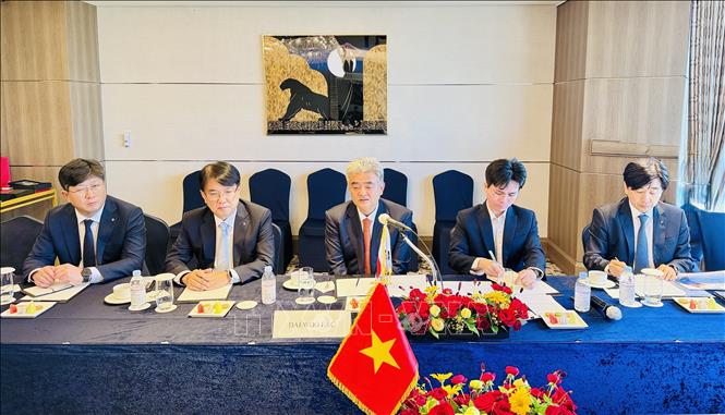 Chủ tịch UBND thành phố Hà Nội Vũ Đại Thắng làm việc với Ban lãnh đạo Tập đoàn Daewoo E&C. Ảnh: Nhật Hưng – PV TTXVN tại Hàn Quốc