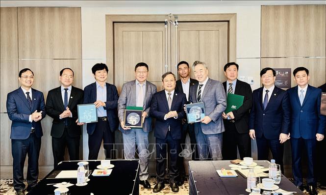 Chủ tịch UBND thành phố Hà Nội Vũ Đại Thắng chụp ảnh cùng Liên minh đầu tư gồm Tập đoàn Jeju Semiconductor, APACT (Hàn Quốc) và Tập đoàn FPT (Việt Nam). Ảnh: Nhật Hưng – PV TTXVN tại Hàn Quốc
