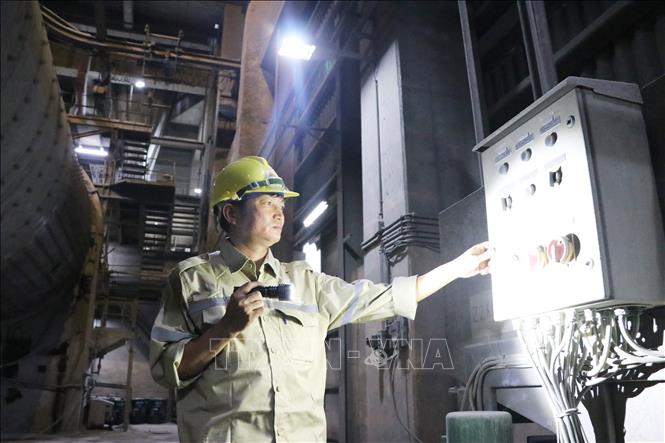 Công nhân kỹ thuật bậc 5/5 Nguyễn Hữu Phước đang kiểm tra hệ thống nghiền xi măng tại Xưởng xi măng , Công ty Xi măng Hoàng Thạch. Ảnh: Mạnh Tú - TTXVN