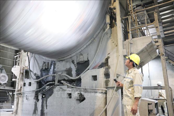 Công nhân kỹ thuật bậc 5/5 Nguyễn Hữu Phước đang kiểm tra hệ thống nghiền xi măng tại Xưởng xi măng , Công ty Xi măng Hoàng Thạch. Ảnh: Mạnh Tú - TTXVN