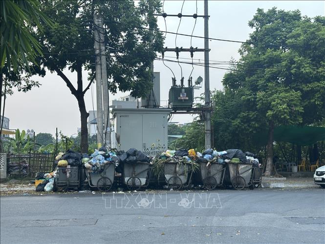 Rác thải chất đống nhiều ngày qua vẫn đang chờ lực lượng chức năng xử lý. Ảnh: Nguyễn Thảo - TTXVN