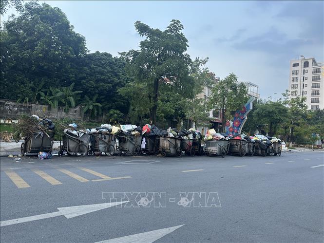 Rác thải ùn ứ ở nhiều tuyến phố tại phường Vĩnh Phúc gây mùi khó chịu, ảnh hưởng đến môi trường. Ảnh: Nguyễn Thảo - TTXVN