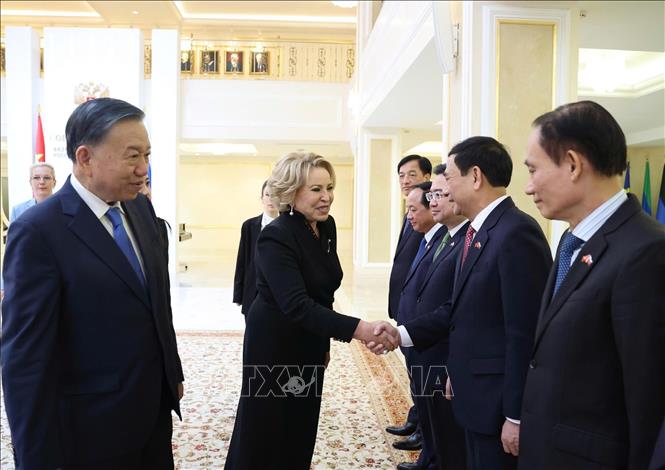 Tổng Bí thư, Chủ tịch nước Tô Lâm giới thiệu thành viên đoàn cấp cao Việt Nam với Chủ tịch Hội đồng Liên bang (Thượng viện) Quốc hội Liên bang Nga Valentina Matvienko. Ảnh: Thống Nhất – TTXVN