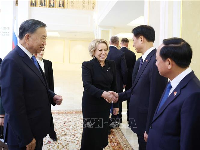 Tổng Bí thư, Chủ tịch nước Tô Lâm giới thiệu thành viên đoàn cấp cao Việt Nam với Chủ tịch Hội đồng Liên bang (Thượng viện) Quốc hội Liên bang Nga Valentina Matvienko. Ảnh: Thống Nhất – TTXVN