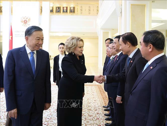 Tổng Bí thư, Chủ tịch nước Tô Lâm giới thiệu thành viên đoàn cấp cao Việt Nam với Chủ tịch Hội đồng Liên bang (Thượng viện) Quốc hội Liên bang Nga Valentina Matvienko. Ảnh: Thống Nhất – TTXVN
