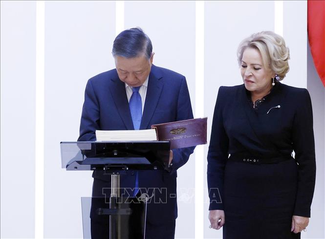 Tổng Bí thư, Chủ tịch nước Tô Lâm ký lưu bút. Ảnh: Thống Nhất – TTXVN