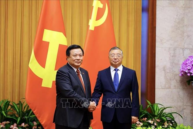 Đồng chí Nguyễn Xuân Thắng, Chủ tịch Hội đồng Lý luận Trung ương, Phó Trưởng Ban Chỉ đạo tổng kết 100 năm Đảng lãnh đạo cách mạng Việt Nam và đồng chí Lý Thư Lỗi, Ủy viên Bộ Chính trị, Bí thư Ban Bí thư, Trưởng Ban Tuyên truyền Trung ương Đảng Cộng sản Trung Quốc. Ảnh: Quang Hưng - PV TTXVN tại Trung Quốc