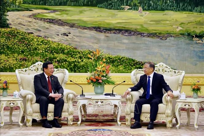 Đồng chí Nguyễn Xuân Thắng, Chủ tịch Hội đồng Lý luận Trung ương, Phó Trưởng Ban Chỉ đạo tổng kết 100 năm Đảng lãnh đạo cách mạng Việt Nam hội kiến đồng chí Lý Thư Lỗi, Ủy viên Bộ Chính trị, Bí thư Ban Bí thư, Trưởng Ban Tuyên truyền Trung ương Đảng Cộng sản Trung Quốc. Ảnh: Quang Hưng - PV TTXVN tại Trung Quốc