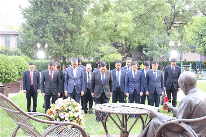 Đoàn đại biểu Hội đồng Lý luận Trung ương dâng hoa tưởng niệm Chủ tịch Hồ Chí Minh. Ảnh: Quang Hưng - PV TTXVN tại Trung Quốc