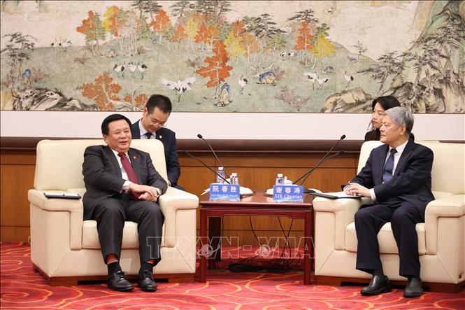 Đồng chí Nguyễn Xuân Thắng, Chủ tịch Hội đồng Lý luận Trung ương, Phó Trưởng Ban Chỉ đạo tổng kết 100 năm Đảng lãnh đạo cách mạng Việt Nam phát biểu tại buổi thăm Trường Đảng Trung ương Trung Quốc. Ảnh: Quang Hưng - PV TTXVN tại Trung Quốc
