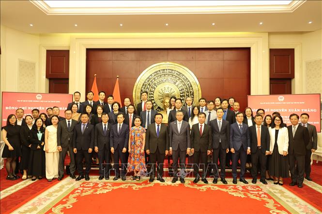 Đồng chí Nguyễn Xuân Thắng thăm và gặp gỡ cán bộ, nhân viên Đại sứ quán Việt Nam tại Trung Quốc. Ảnh: Quang Hưng - PV TTXVN tại Trung Quốc