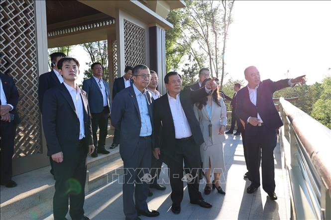 Đồng chí Nguyễn Xuân Thắng khảo sát thực tế tại khu đô thị mới Hùng An. Ảnh: Quang Hưng - PV TTXVN tại Trung Quốc