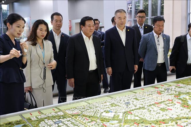 Đồng chí Nguyễn Xuân Thắng khảo sát thực tế tại khu đô thị mới Hùng An. Ảnh: Quang Hưng - PV TTXVN tại Trung Quốc