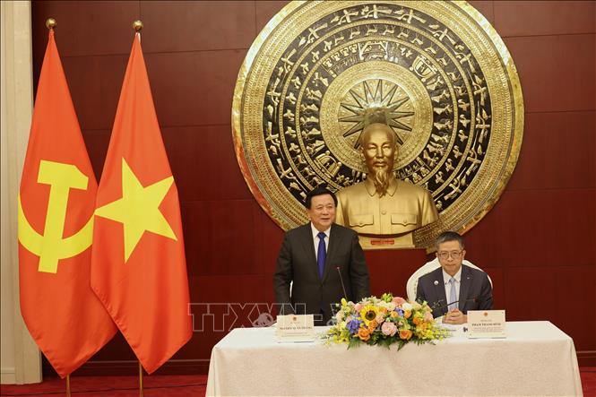 Đồng chí Nguyễn Xuân Thắng thăm và gặp gỡ cán bộ, nhân viên Đại sứ quán Việt Nam tại Trung Quốc. Ảnh: Quang Hưng - PV TTXVN tại Trung Quốc