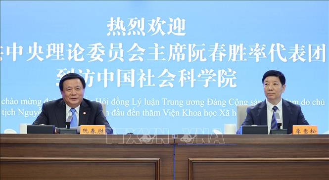 Đồng chí Nguyễn Xuân Thắng phát biểu tại buổi tọa đàm tại Viện Khoa học xã hội Trung Quốc. Ảnh: Quang Hưng - PV TTXVN tại Trung Quốc