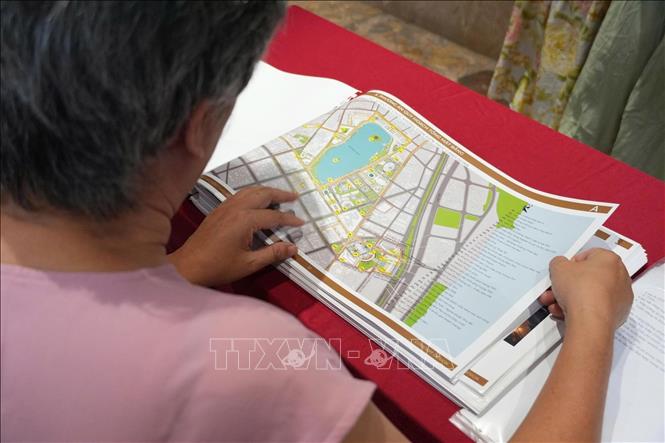 Người dân nghiên cứu phương án điều chỉnh cục bộ Quy hoạch phân khu đô thị H1-1B và H1-1C, tỷ lệ 1/2.000, tại khu vực hồ Hoàn Kiếm và phụ cận. Ảnh: Vũ Quang – TTXVN 