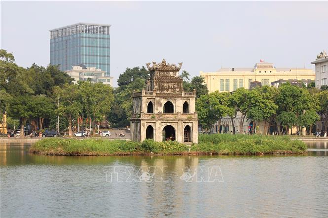 Tháp Rùa giữa hồ Hoàn Kiếm là công trình kiến trúc gắn với lịch sử, văn hóa, một trong những biểu tượng của Thủ đô Hà Nội. Ảnh: Vũ Quang – TTXVN 