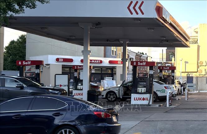 Tiếp nhiên liệu cho ô tô tại một cây xăng ở thành phố Philadelphia, bang Pennsylvania (Mỹ). Ảnh: Ngọc Quang – PV TTXVN tại Mỹ