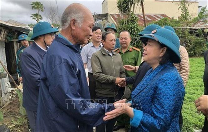 Sáng 22/11/2025, Chủ tịch Ủy ban Trung ương Mặt trận Tổ quốc Việt Nam Bùi Thị Minh Hoài đi kiểm tra và làm việc với lãnh đạo và một số sở ngành của tỉnh Lâm Đồng về công tác phòng chống thiên tai, sạt lở trên địa bàn. Ảnh: Nguyễn Dũng - TTXVN