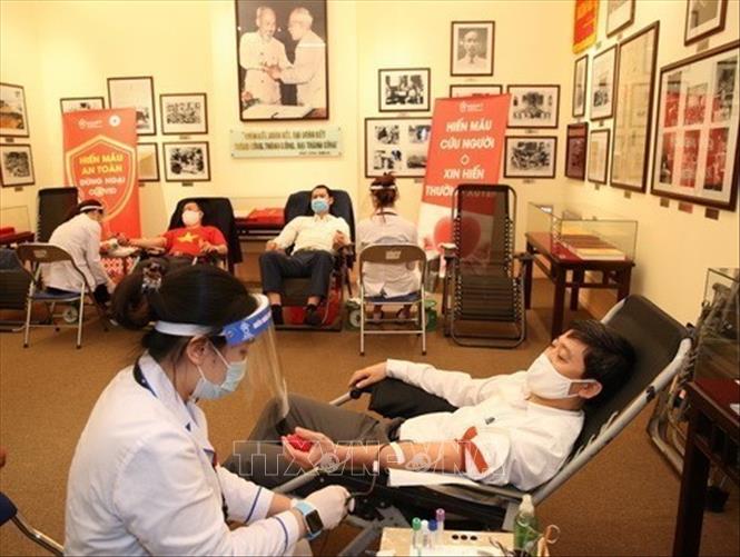Cán bộ, công chức, viên chức Ủy ban Trung ương MTTQ Việt Nam tham gia hiến máu tại Lễ phát động hưởng ứng Thư của Tổng Bí thư, Chủ tịch nước Nguyễn Phú Trọng về việc vận động toàn dân hiến máu tình nguyện. Ảnh: Dương Giang - TTXVN
