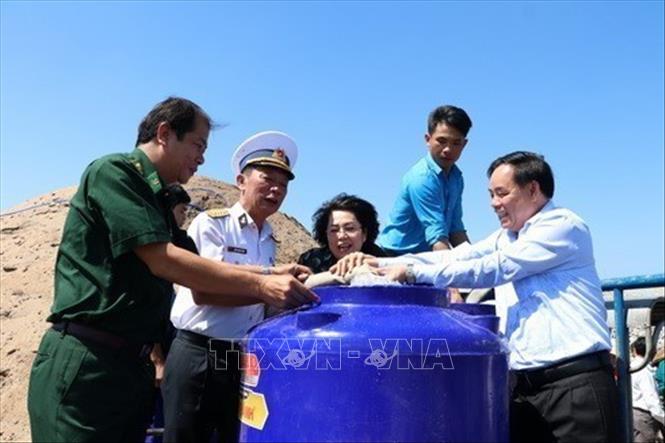 Trao tặng bồn trữ nước, cấp nước ngọt, nước uống cho người dân có hoàn cảnh khó khăn, hộ nghèo, cận nghèo và người dân tại các vùng bị hạn, mặn trên địa bàn tỉnh Bến Tre (22/2/2020). Ảnh: Huỳnh Phúc Hậu - TTXVN