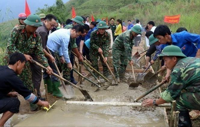 Khởi công làm đường giao thông nông thôn tuyến đường vào thôn Khâm Dưới, xã Nậm Chày, huyện Văn Bàn, Lạng Sơn do Ban Chỉ huy quân sự tỉnh Lào Cai phối hợp với Uỷ ban Mặt trận Tổ quốc Việt Nam và các đoàn thể chính trị-xã hội của tỉnh phát dộng. Ảnh: Quốc Khánh - TTXVN